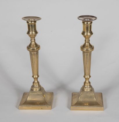 Paire de bougeoirs en bronze, base carrée,...