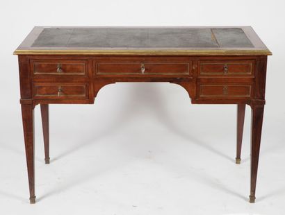Petit bureau à caisson de milieu en acajou...