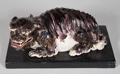 Chine, dragon allongé, en grès polychrome.

XIXème...