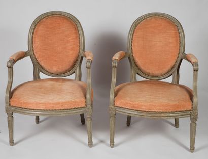 Paire de fauteuils cabriolets en bois repeint,...