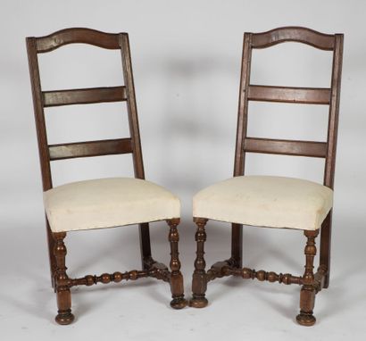 Paire de chaises en noyer, dossiers à barrettes,...