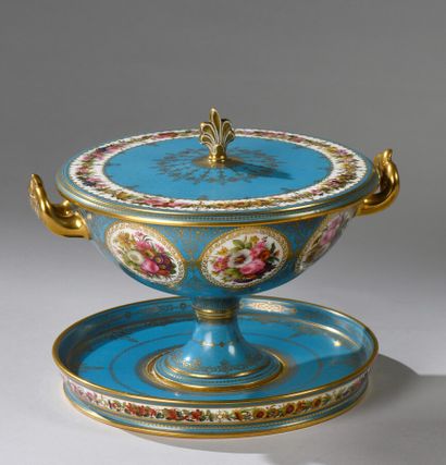 Sèvres, rare et beau drageoir en porcelaine...