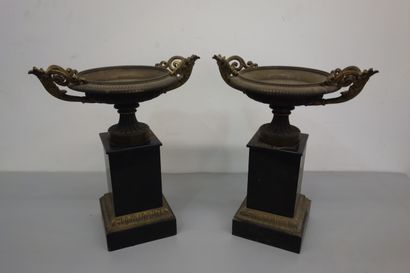 Paire de cassolettes en bronze doré et patiné...