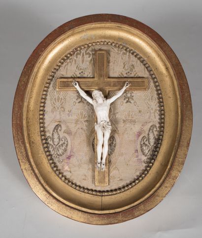 Christ en ivoire sculpté, présenté sur une...