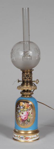 Lampe à pétrole en porcelaine à fond bleu...