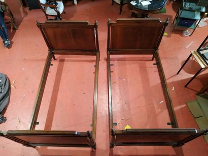 Deux bois de lits jumeaux en noyer dans le...