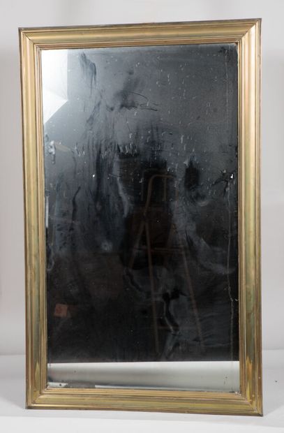 Grand miroir à encadrement de laiton repoussé...