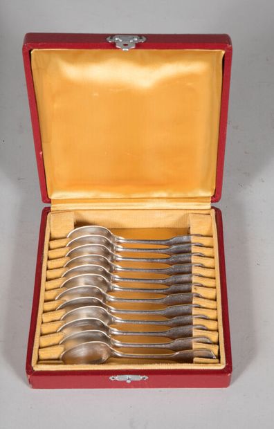 Douze petites cuillères en argent dans le...
