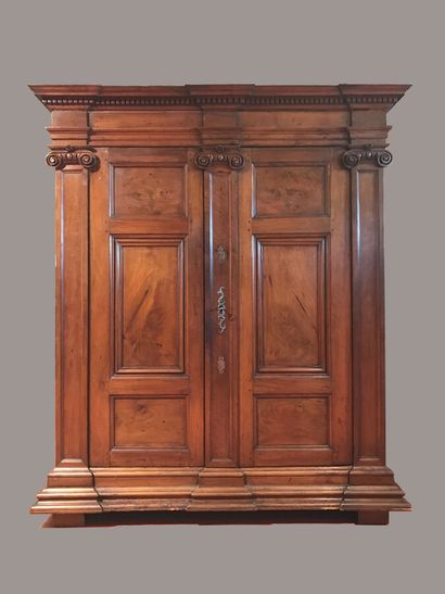 Armoire en noyer, à structure architecturale,...