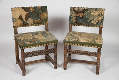 Paire de chaises en noyer, piétement antérieur...