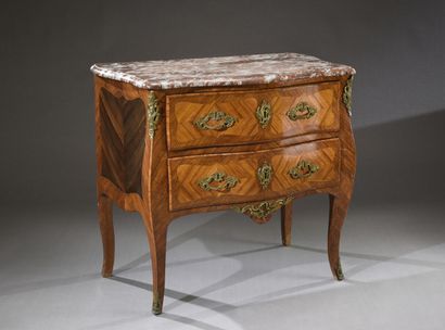 Commode sauteuse, bâti en résineux, fonçures...