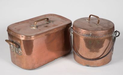 Grande daubière en cuivre à prise en bronze...