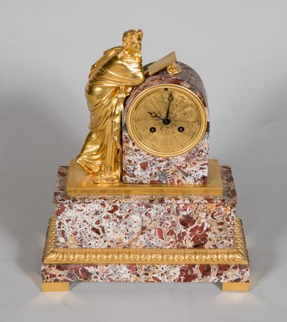 Petite pendule borne en placage de marbre...