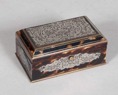 Petit coffret en placage d'écaille orné de...