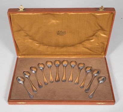 Douze petites cuillères à moka en argent....