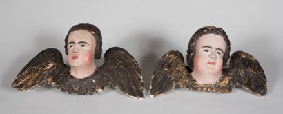 Paire d'angelots en bois sculpté et polychromé.

XVIIIème...