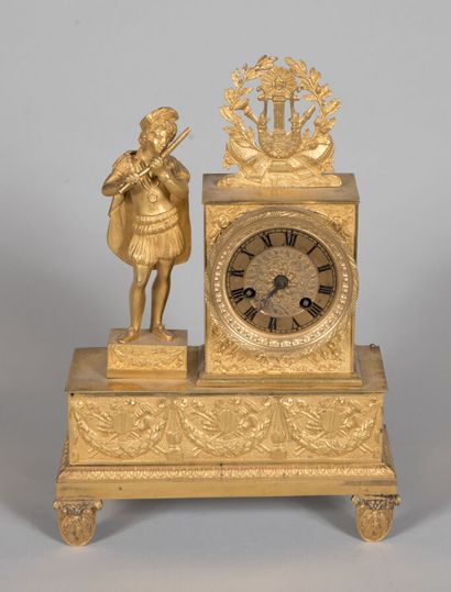 Petite pendule en bronze doré représentant...