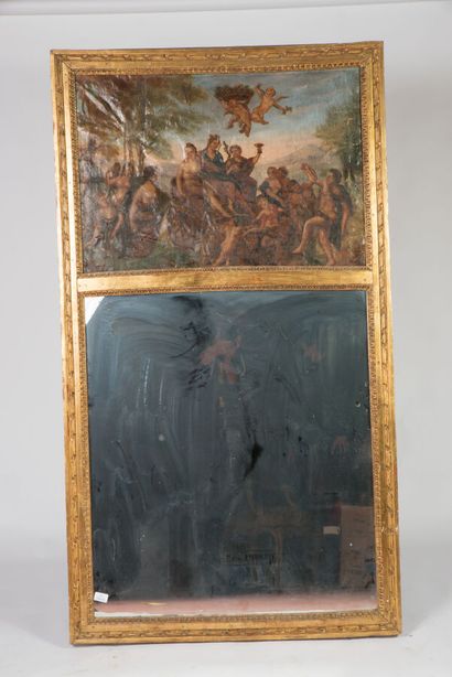 Trumeau en bois sculpté et doré, orné de...