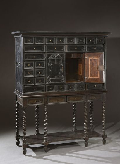 Grand cabinet en placage d'ébène et bois...