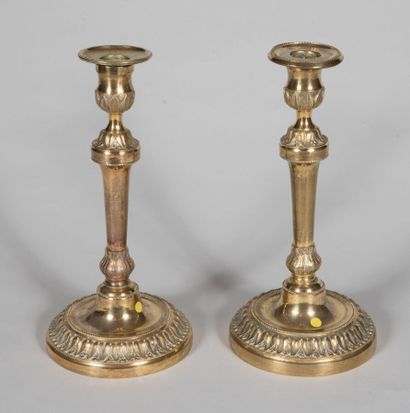 Paire de bougeoirs en bronze doré, ornés...