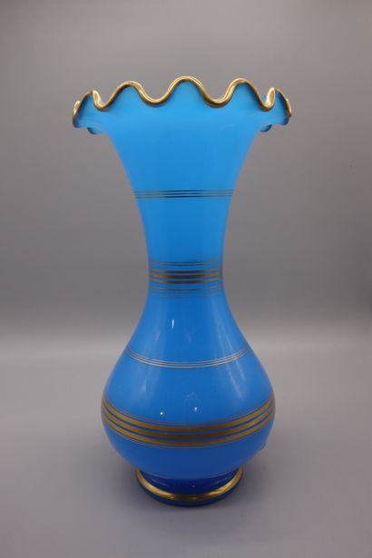 Vase balustre en opaline bleue à col en collerette,...