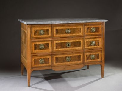 Commode en placage de noyer ramagé dans des...