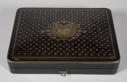 Coffret à jetons en bois noirci et palissandre....