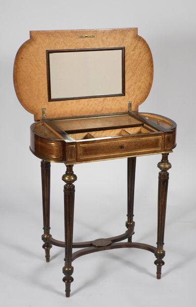 Table à ouvrage dans le style Louis XVI en...