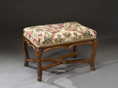 Petit tabouret en noyer, mouluré aux traverses...