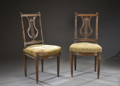 Belle paire de chaises Louis XVI en noyer,...