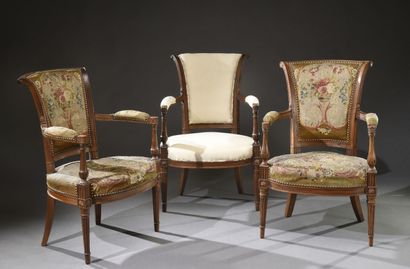 Suite de trois fauteuils en noyer mouluré,...