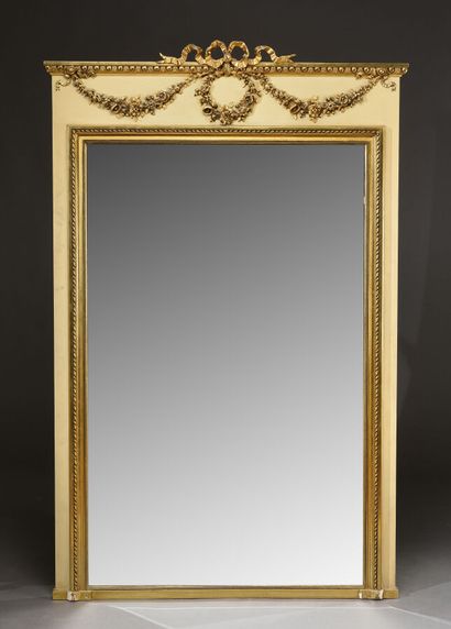 Grand miroir de cheminée dans le style Louis...