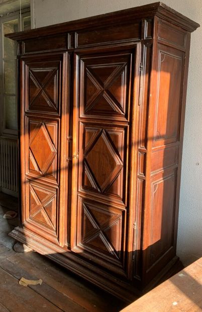 Grande armoire Louis XIII en noyer ouvrant...