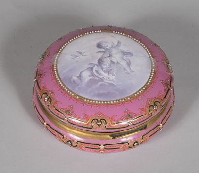 Belle boite cylindrique à décor émaillé sur...