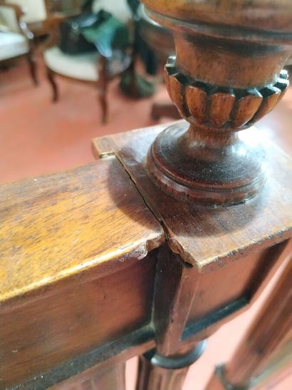 Deux bois de lits jumeaux en noyer dans le...