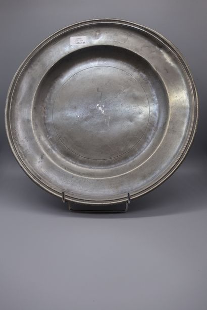 Grand plat circulaire en étain orné d'une...