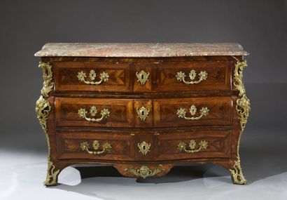 Commode tombeau, en placage de palissandre...