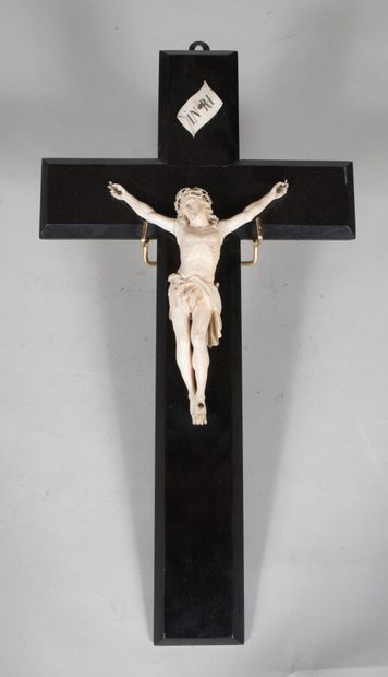 Christ en ivoire sculpté, présenté sur une...