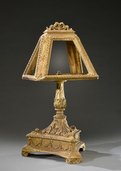 Lutrin reliquaire en bois sculpté et doré...