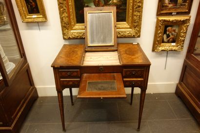 Coiffeuse dans le style Louis XVI, en bois...