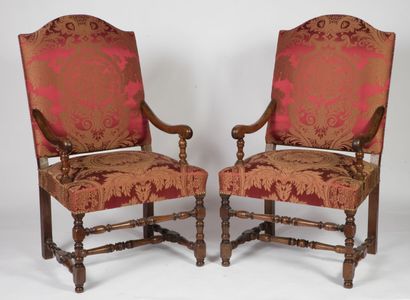 Paire de fauteuils en noyer, accotoirs en...