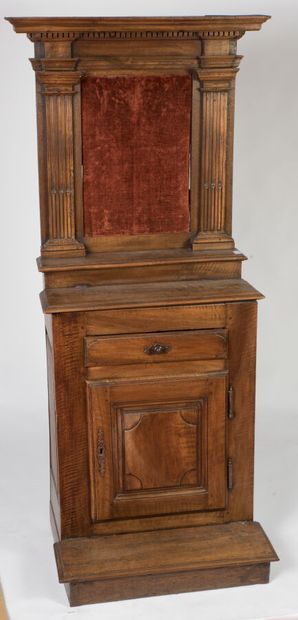 Oratoire-prie-Dieu en noyer, patiné et mouluré,...