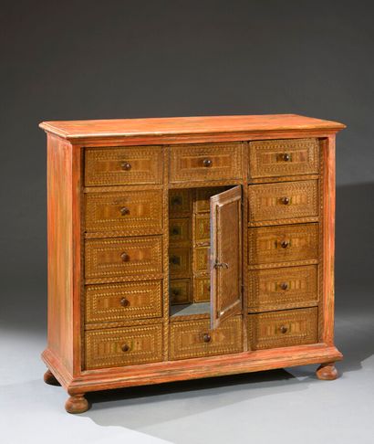 Cabinet en marqueterie de paille de couleurs...