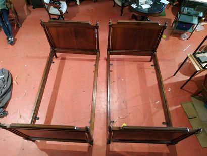 Deux bois de lits jumeaux en noyer dans le...