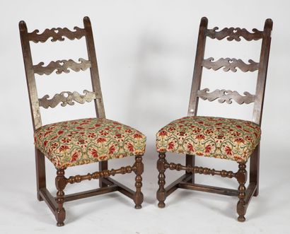 Paire de chaises en noyer, patiné à dossier...