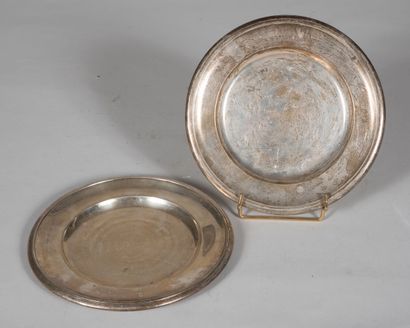 Paire d'assiettes cylindriques en argent,...