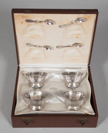 Quatre salerons de table en argent dans le...
