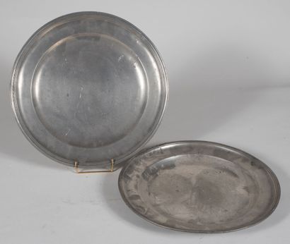 Deux plats cylindriques en étain aux bords...