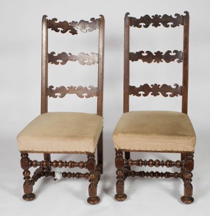 Paire de chaises en noyer, dossiers à barrettes...