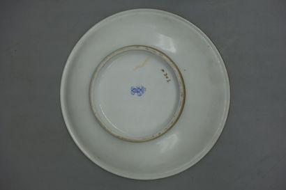 Sèvres, belle tasse et sous-tasse en porcelaine...